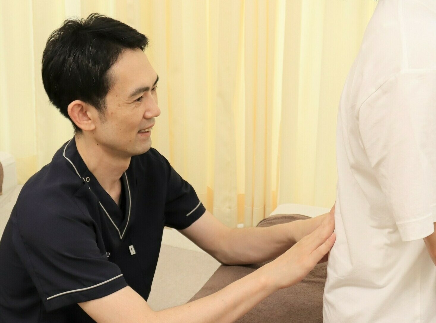 施術中の院長の写真